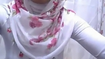 Hijab-Clad Muslim Woman Gets Kinky With Her Lover