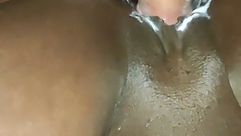 चार के साथ दोहरी खुशी का अनुभव।