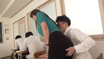 小川玲子激烈的教室体验让观众无语